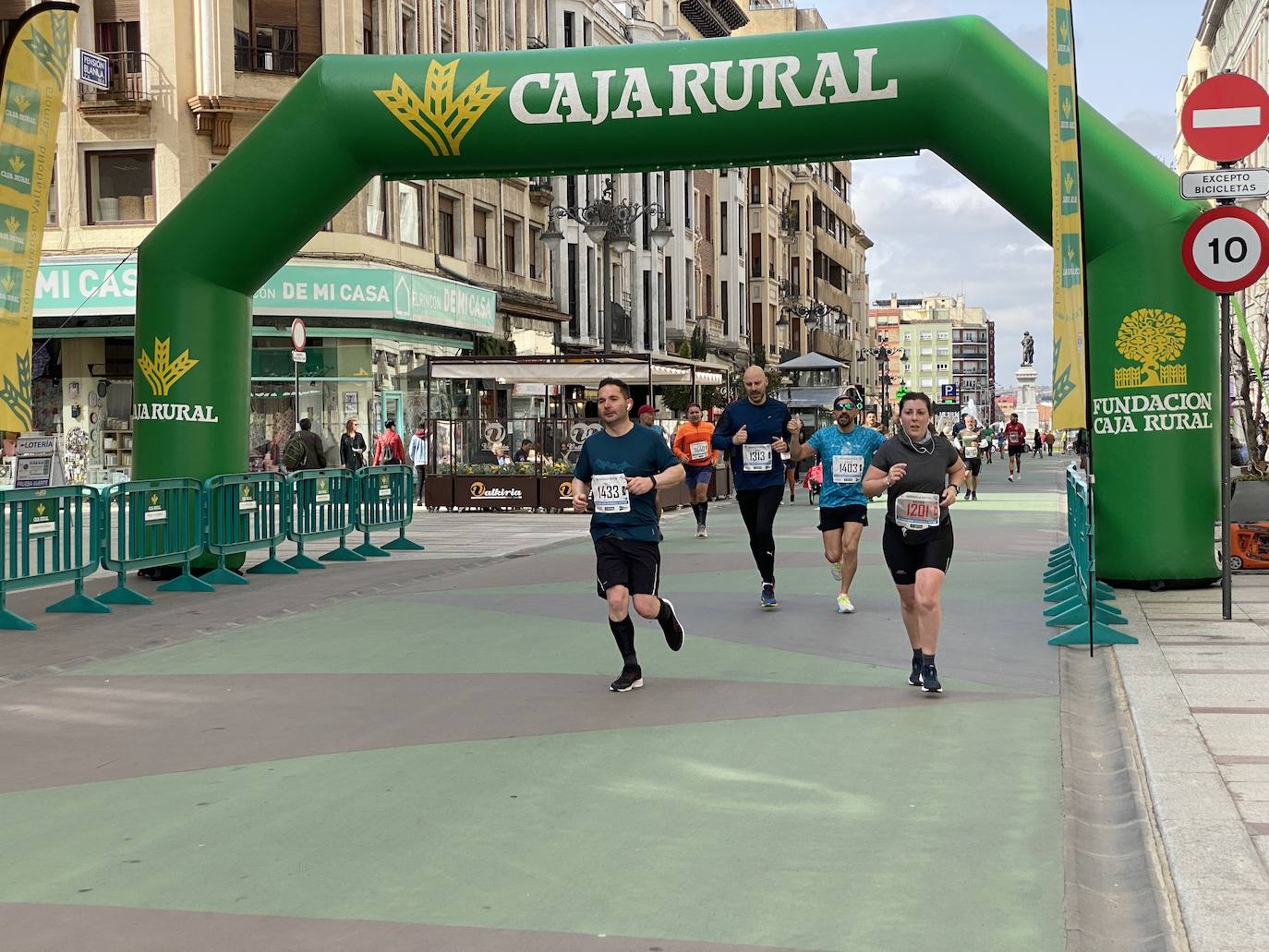 Fotos: La media maratón de León a su paso por Ordoño II (I)