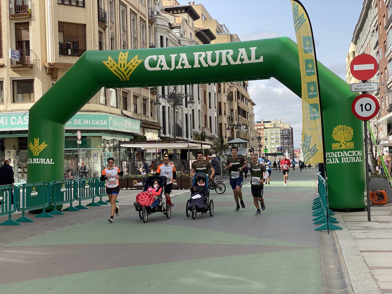 Fotos: La media maratón de León a su paso por Ordoño II (I)