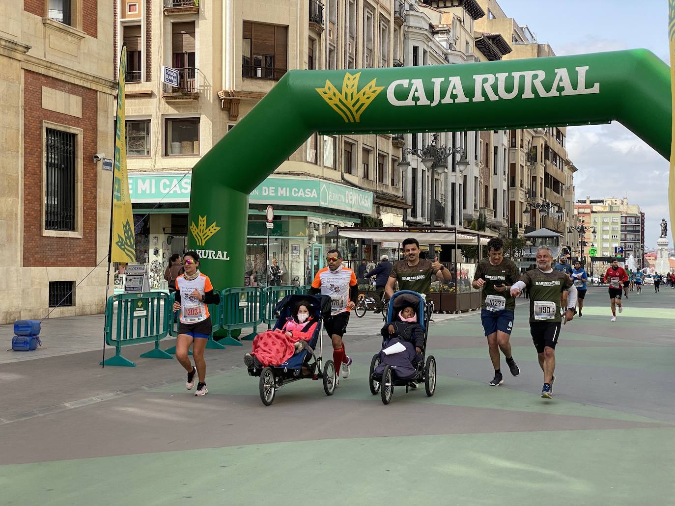 Fotos: La media maratón de León a su paso por Ordoño II (I)