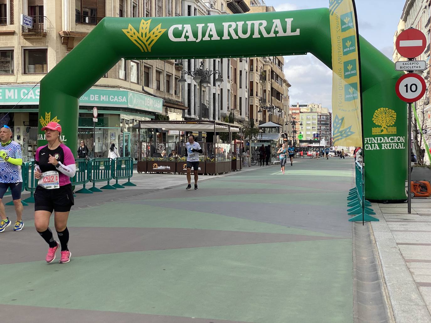 Fotos: La media maratón de León a su paso por Ordoño II (I)