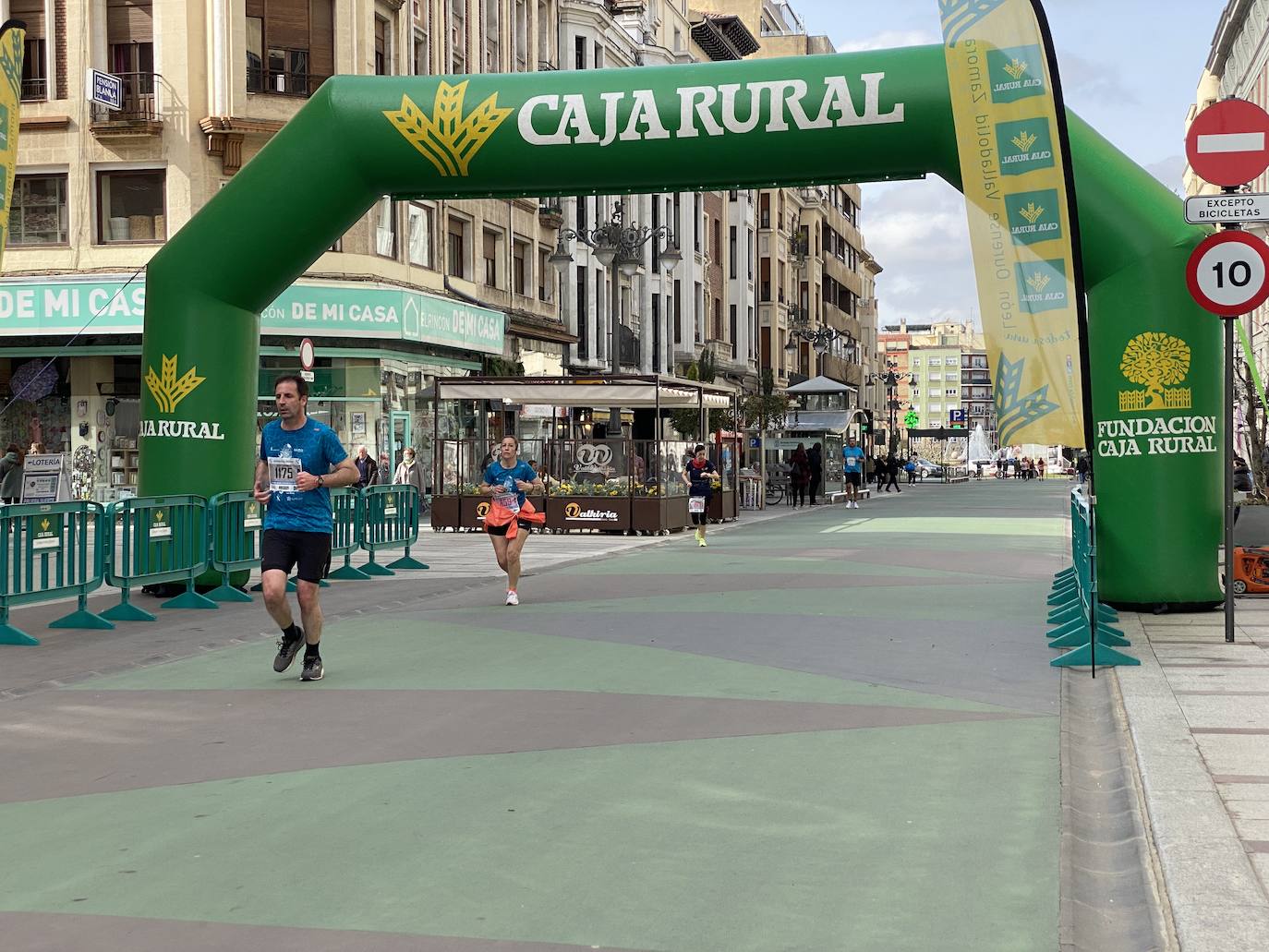 Fotos: La media maratón de León a su paso por Ordoño II (I)