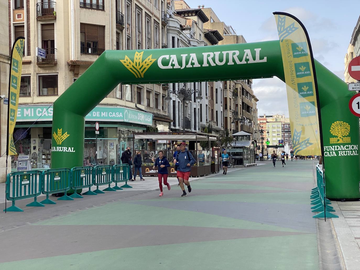 Fotos: La media maratón de León a su paso por Ordoño II (I)