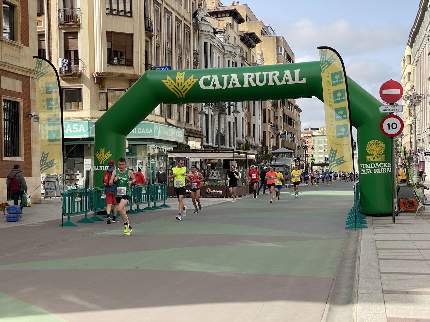 Fotos: La media maratón de León a su paso por Ordoño II (I)