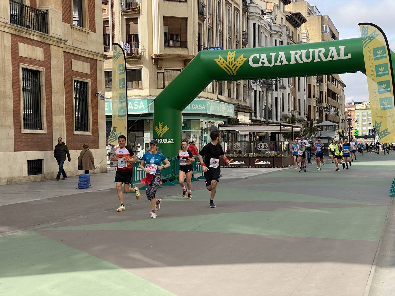 Fotos: La media maratón de León a su paso por Ordoño II (I)