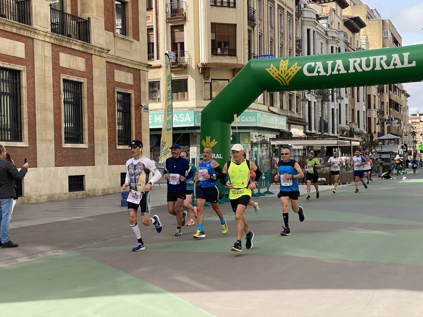 Fotos: La media maratón de León a su paso por Ordoño II (I)