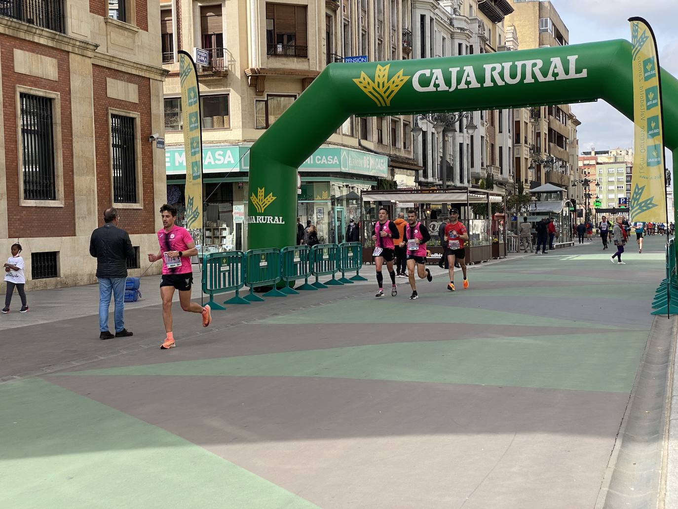 Fotos: La media maratón de León a su paso por Ordoño II (I)