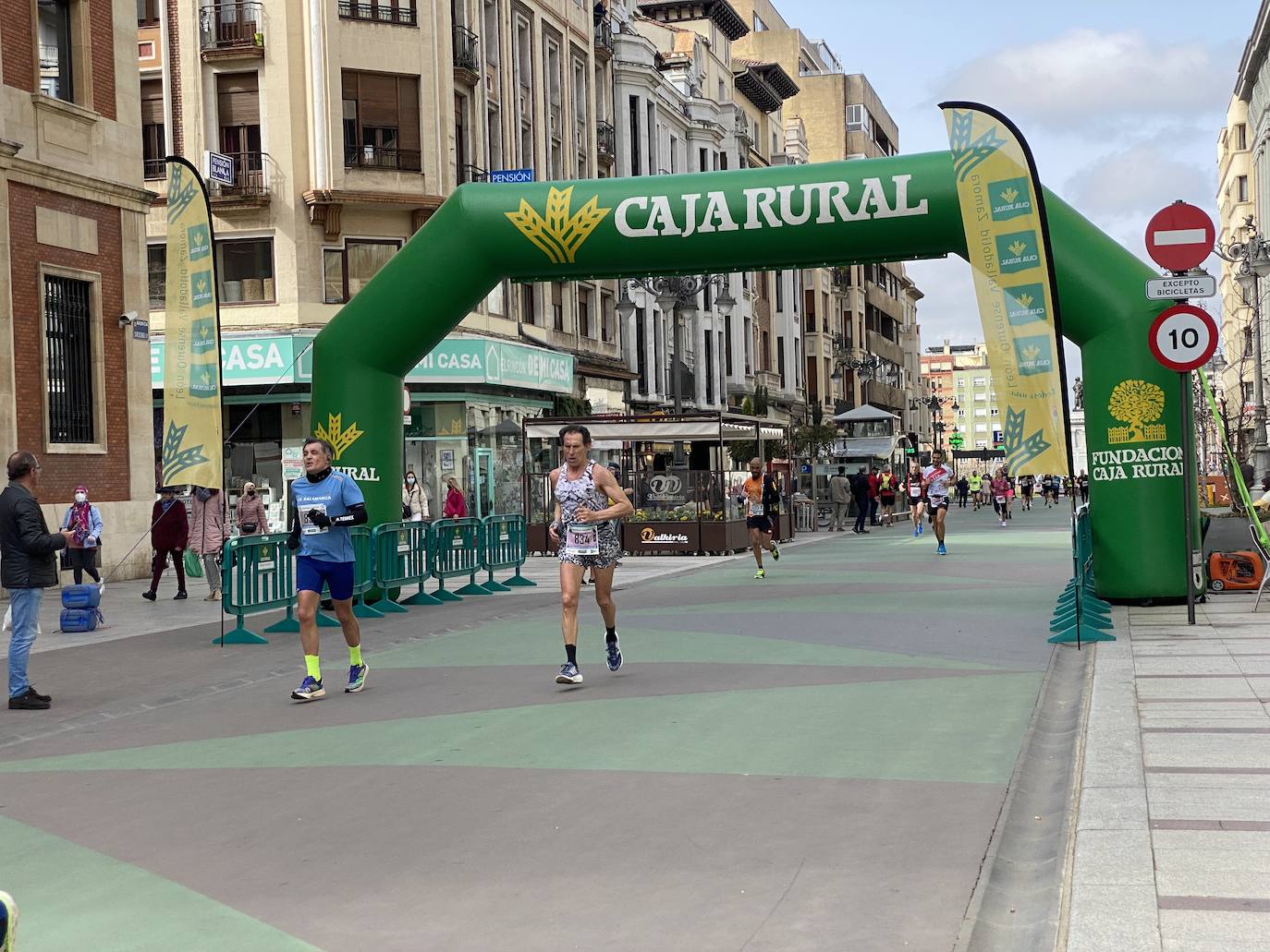 Fotos: La media maratón de León a su paso por Ordoño II (I)