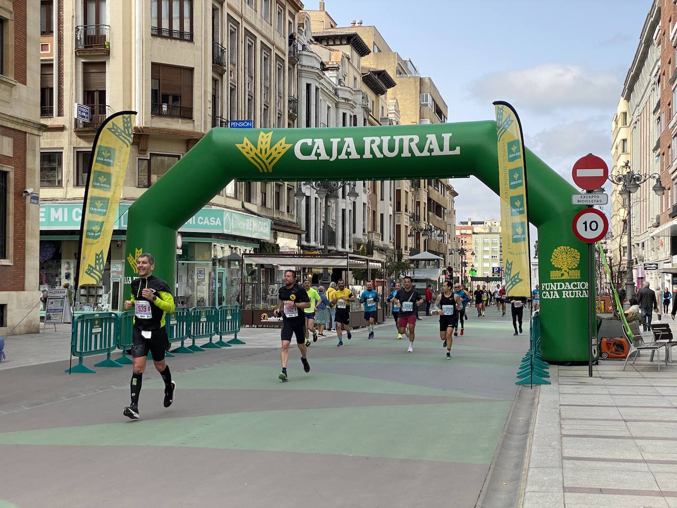 Fotos: La media maratón de León a su paso por Ordoño II (I)