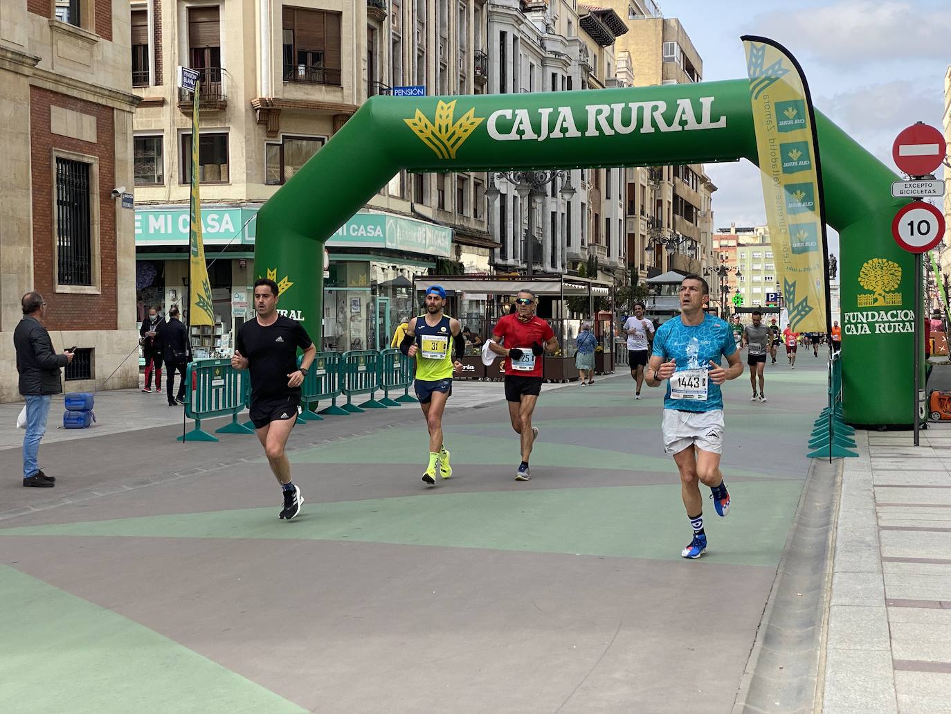 Fotos: La media maratón de León a su paso por Ordoño II (I)