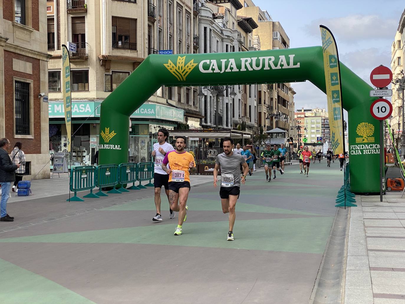 Fotos: La media maratón de León a su paso por Ordoño II (I)