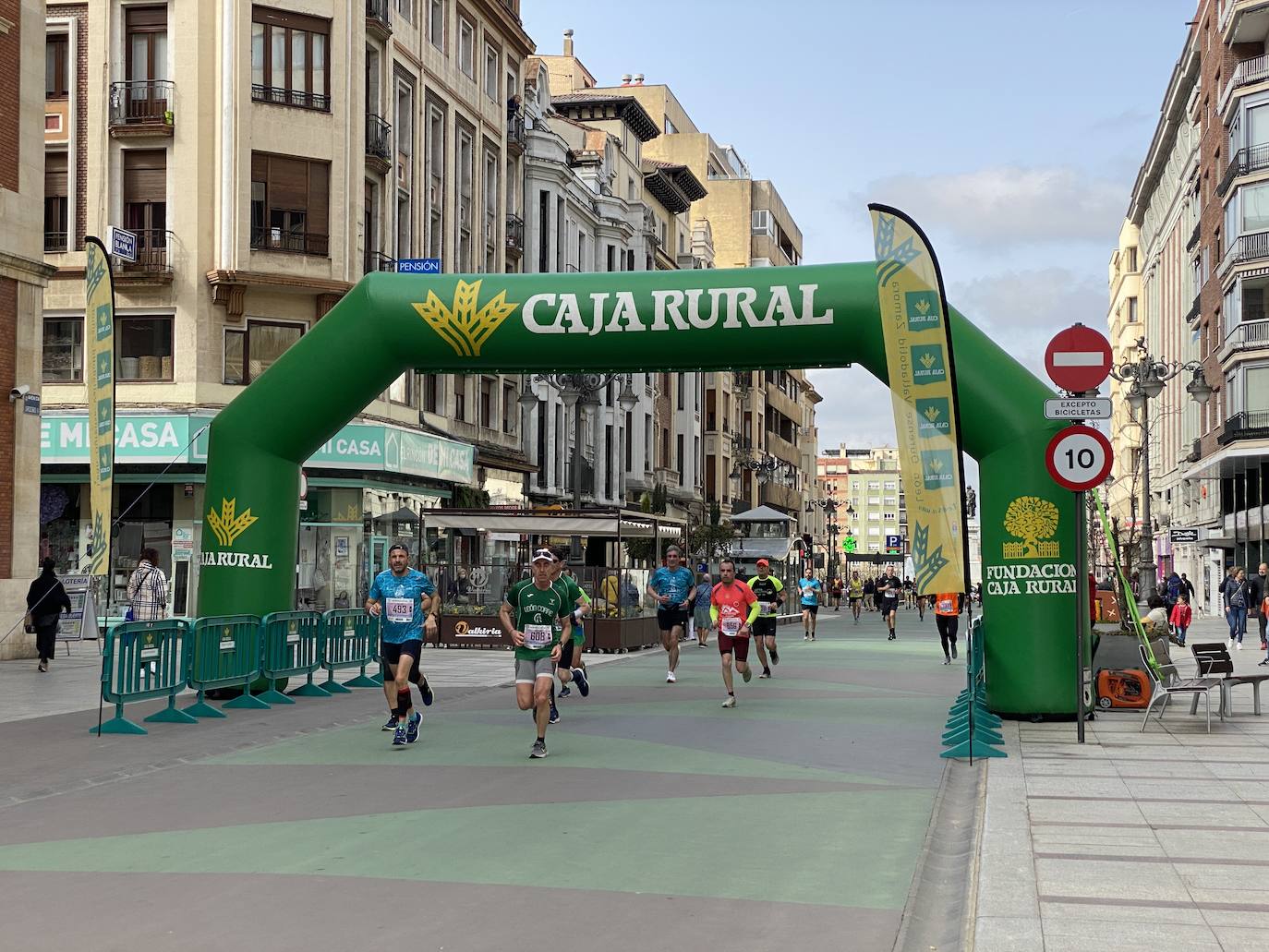 Fotos: La media maratón de León a su paso por Ordoño II (I)