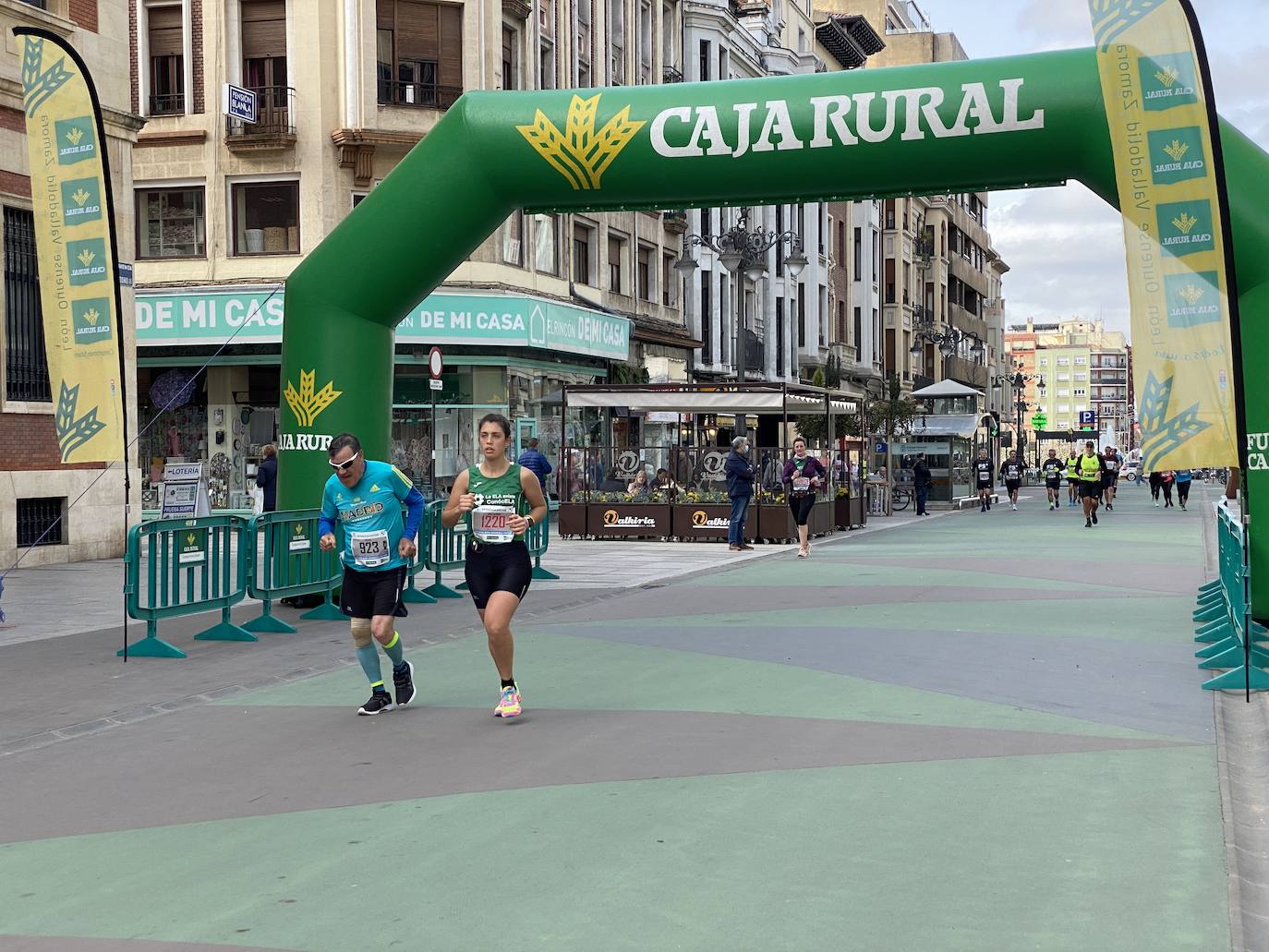 Fotos: La media maratón de León a su paso por Ordoño II (I)