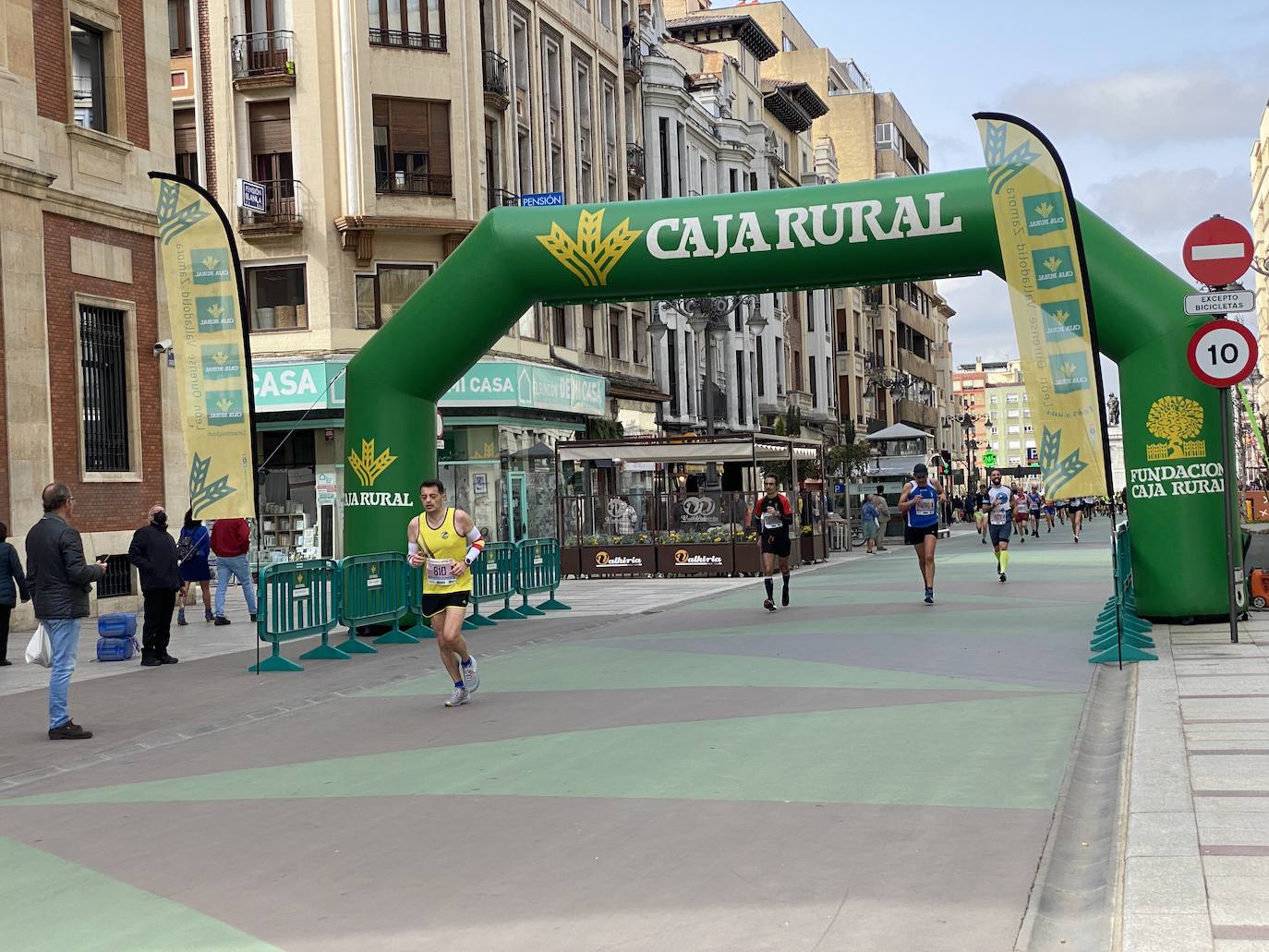 Fotos: La media maratón de León a su paso por Ordoño II (I)