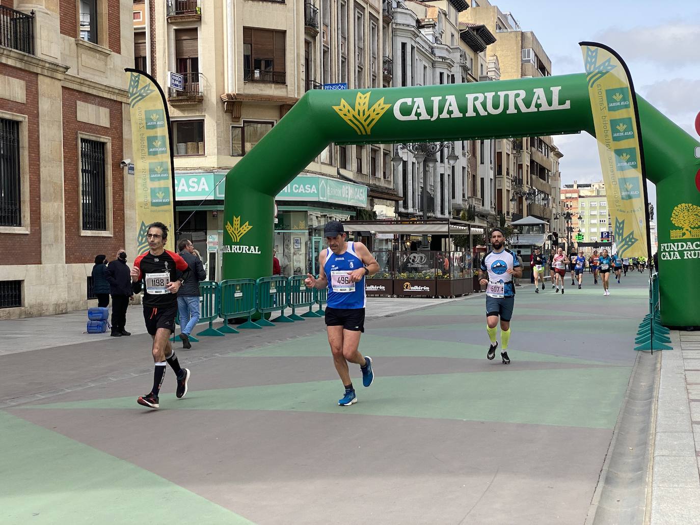 Fotos: La media maratón de León a su paso por Ordoño II (I)