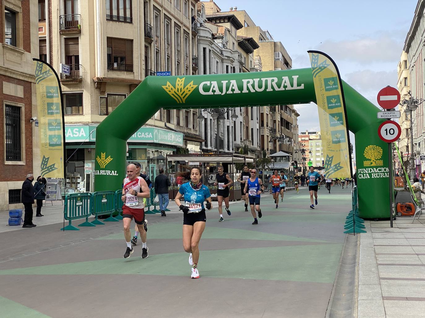 Fotos: La media maratón de León a su paso por Ordoño II (I)