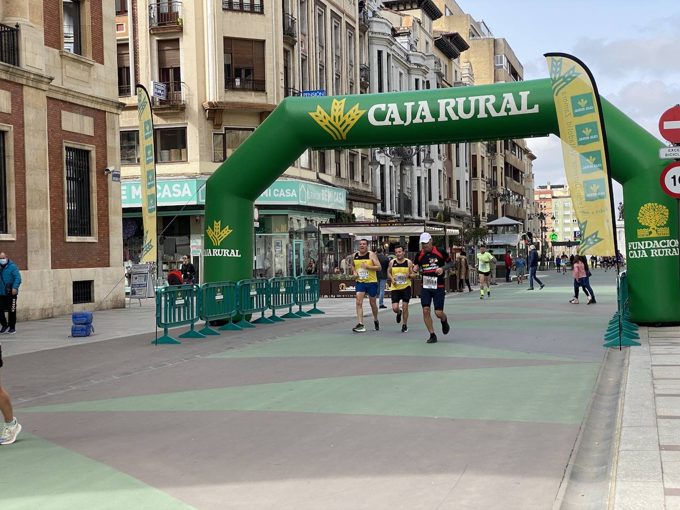 Fotos: La media maratón de León a su paso por Ordoño II (I)