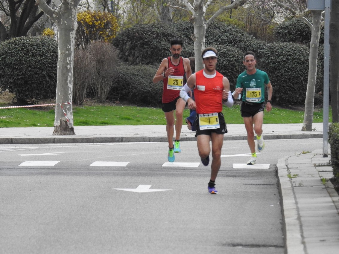 Los corredores han participado en esta prueba que recorre 21 kilómetros por la ciudad de León.