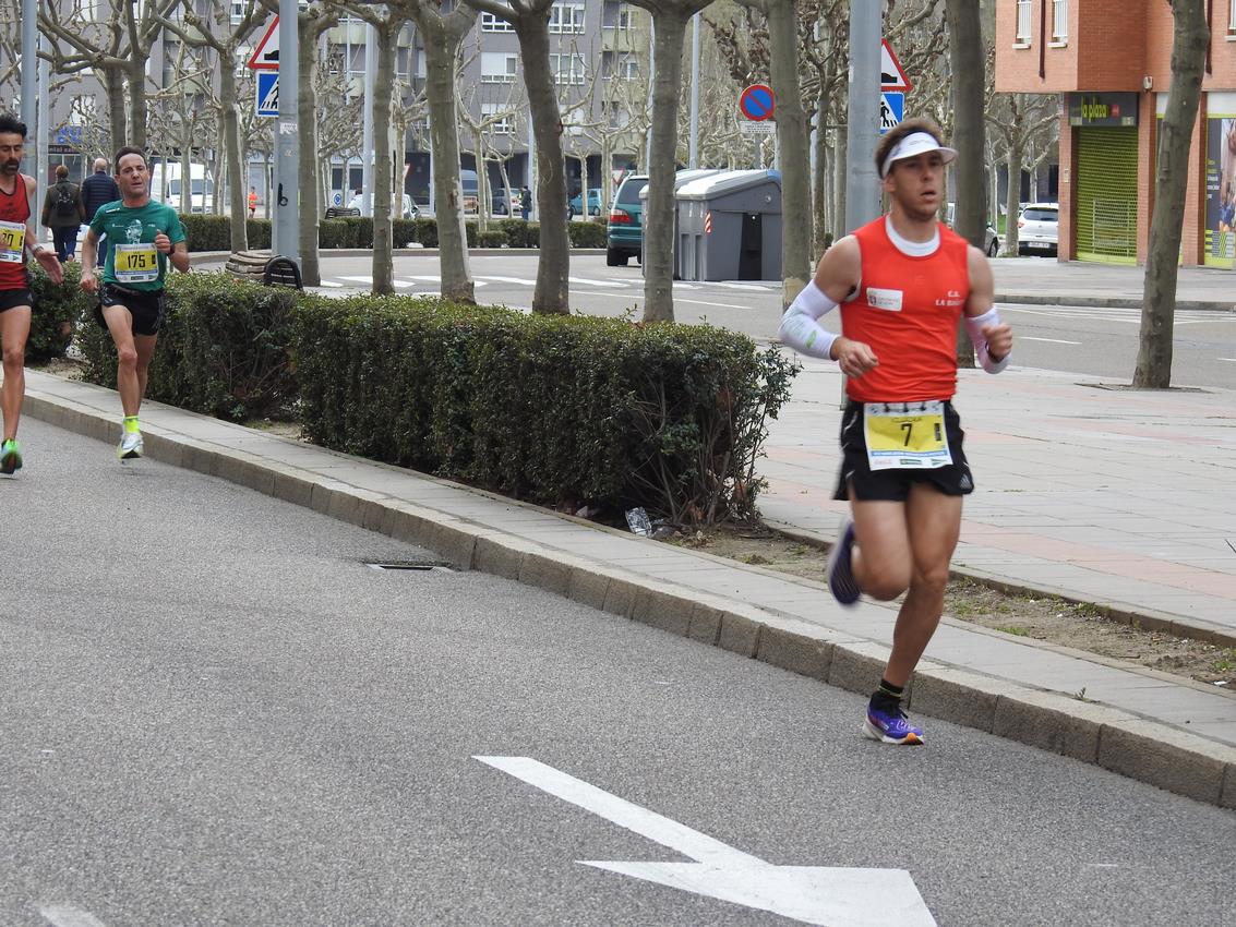 Los corredores han participado en esta prueba que recorre 21 kilómetros por la ciudad de León.