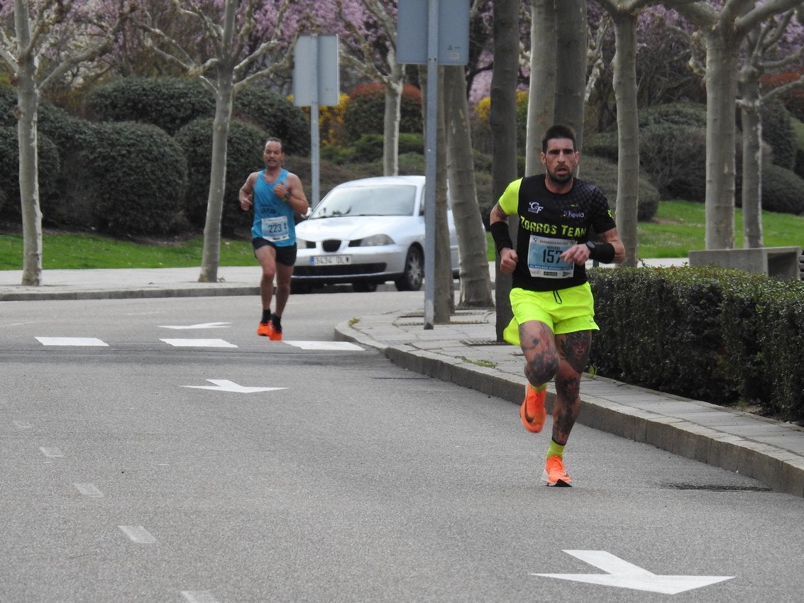 Los corredores han participado en esta prueba que recorre 21 kilómetros por la ciudad de León.