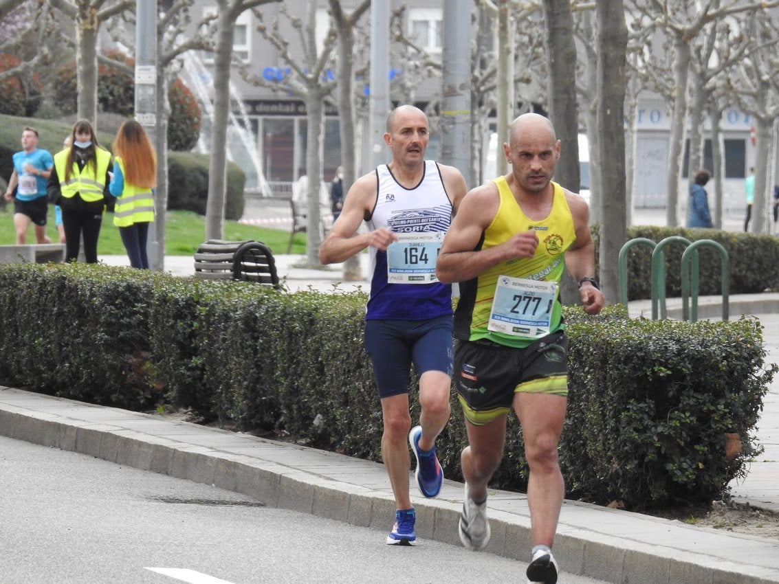 Los corredores han participado en esta prueba que recorre 21 kilómetros por la ciudad de León.