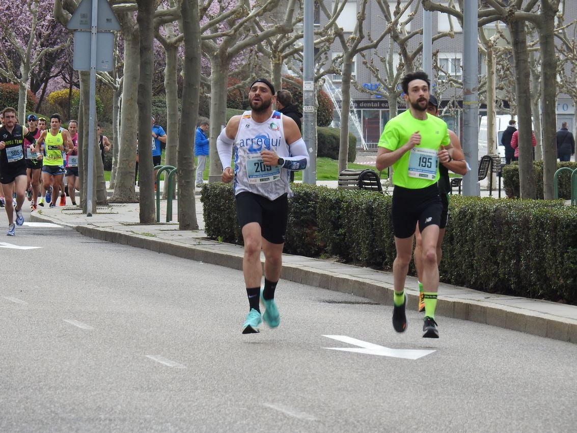 Los corredores han participado en esta prueba que recorre 21 kilómetros por la ciudad de León.