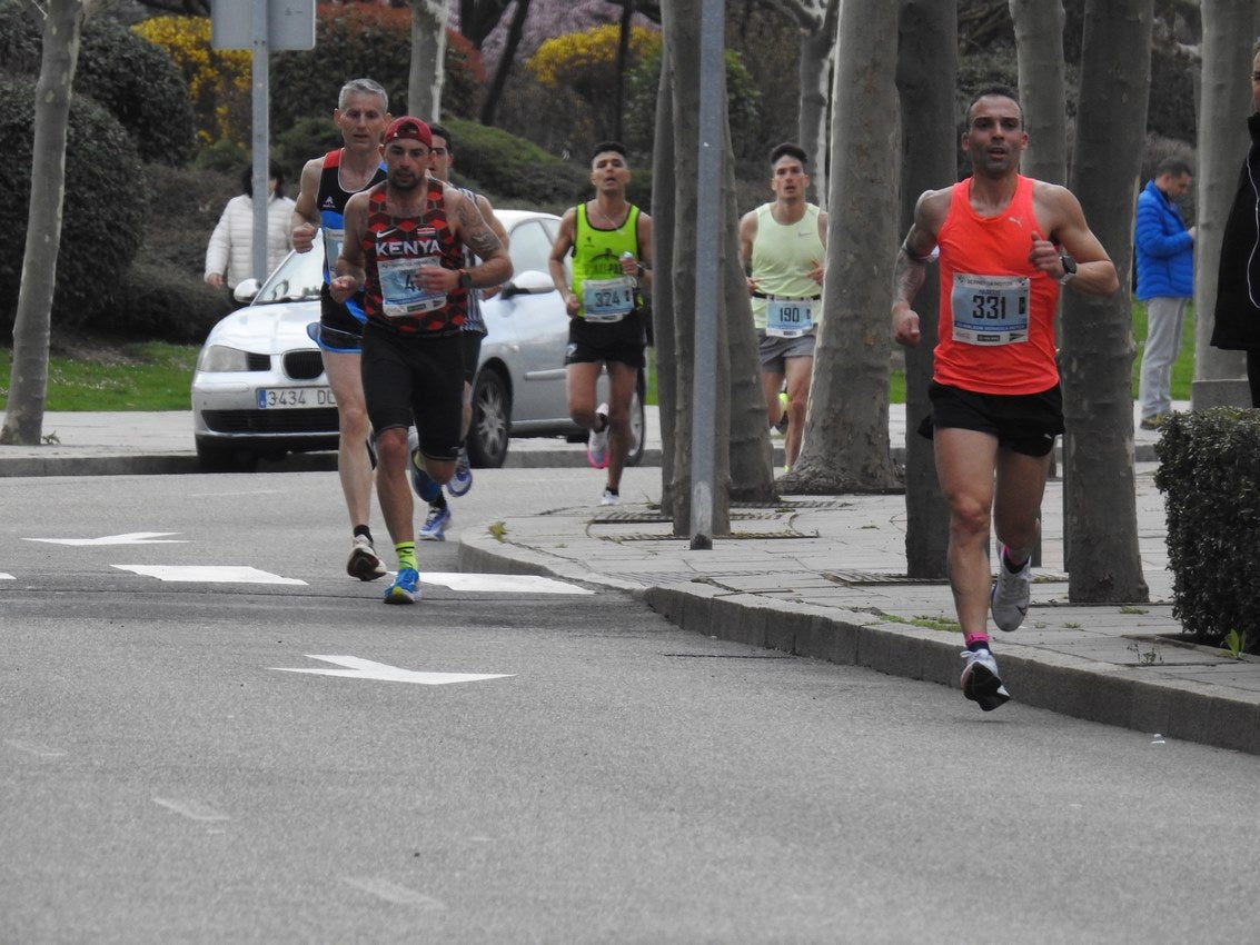 Los corredores han participado en esta prueba que recorre 21 kilómetros por la ciudad de León.