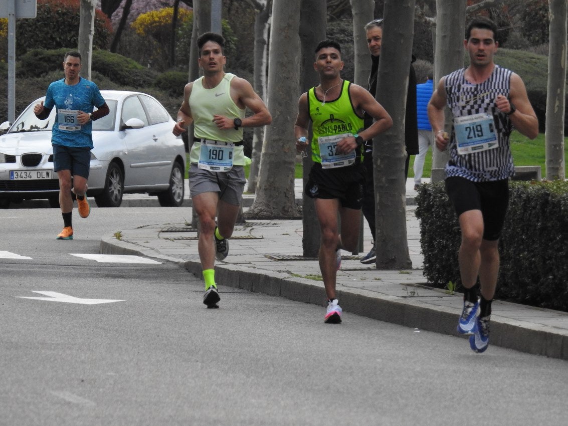 Los corredores han participado en esta prueba que recorre 21 kilómetros por la ciudad de León.