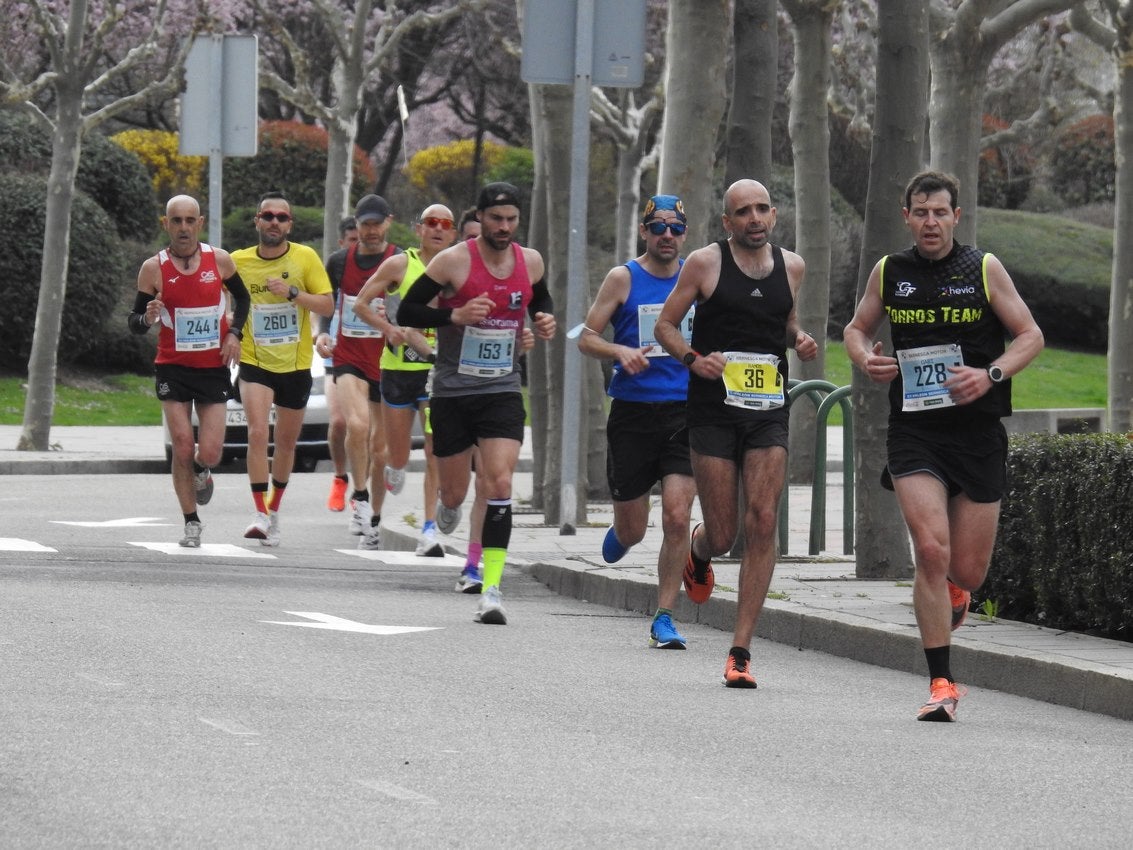 Los corredores han participado en esta prueba que recorre 21 kilómetros por la ciudad de León.