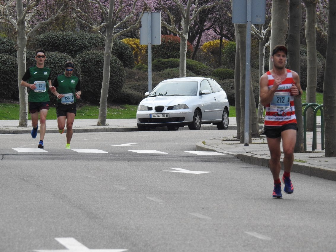 Los corredores han participado en esta prueba que recorre 21 kilómetros por la ciudad de León.