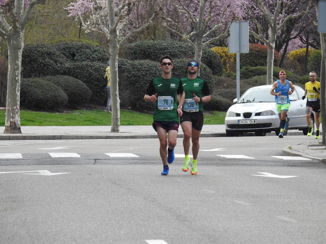 Los corredores han participado en esta prueba que recorre 21 kilómetros por la ciudad de León.