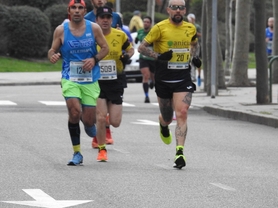 Los corredores han participado en esta prueba que recorre 21 kilómetros por la ciudad de León.