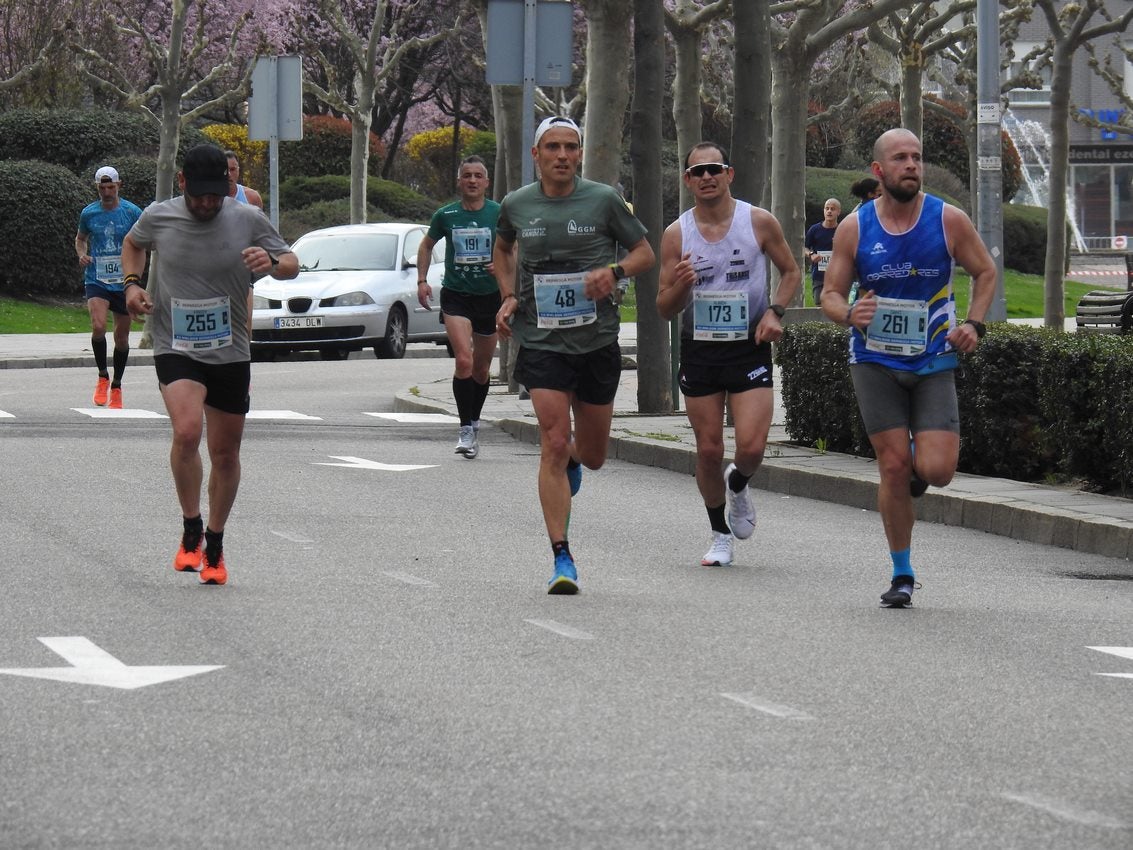 Los corredores han participado en esta prueba que recorre 21 kilómetros por la ciudad de León.