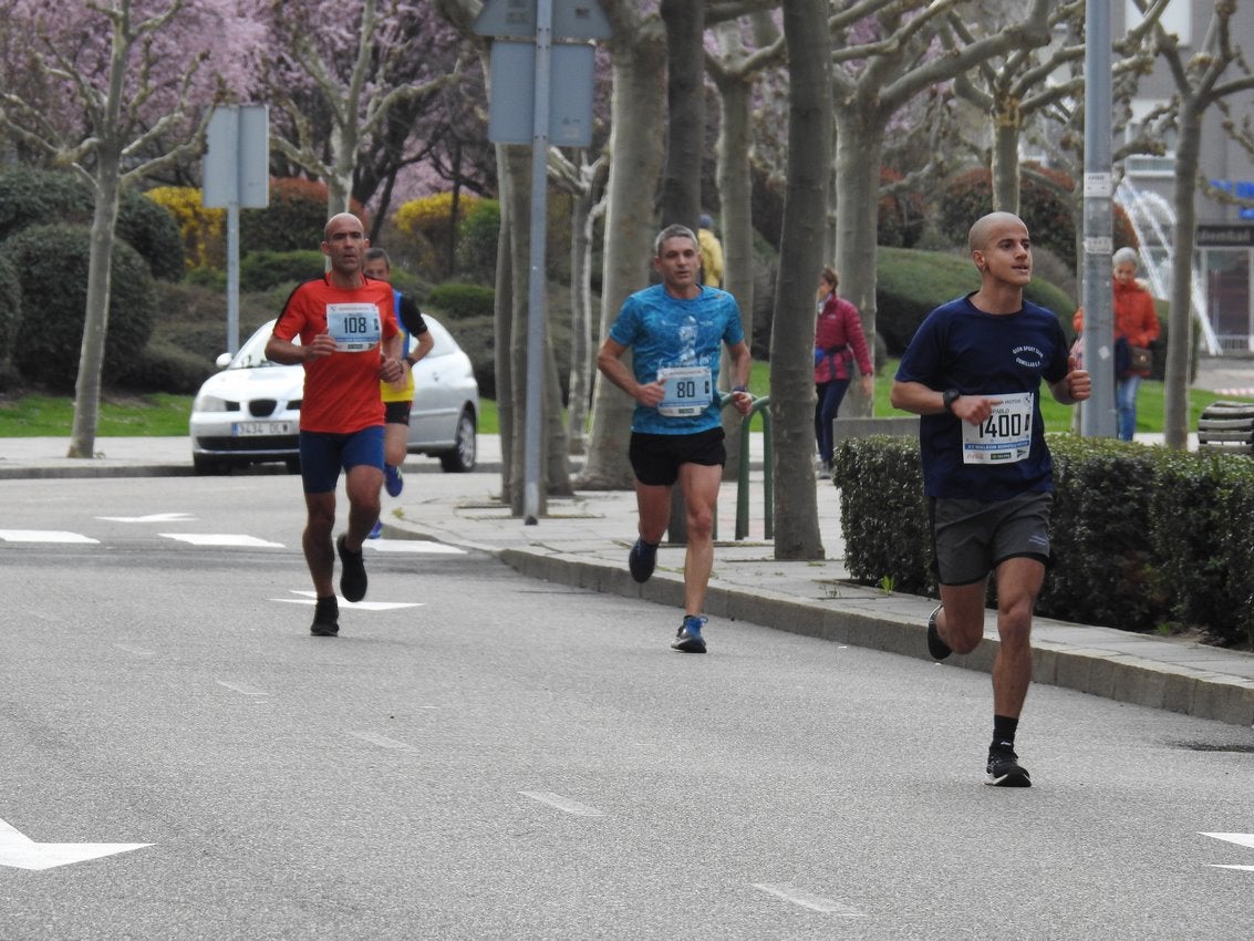 Los corredores han participado en esta prueba que recorre 21 kilómetros por la ciudad de León.