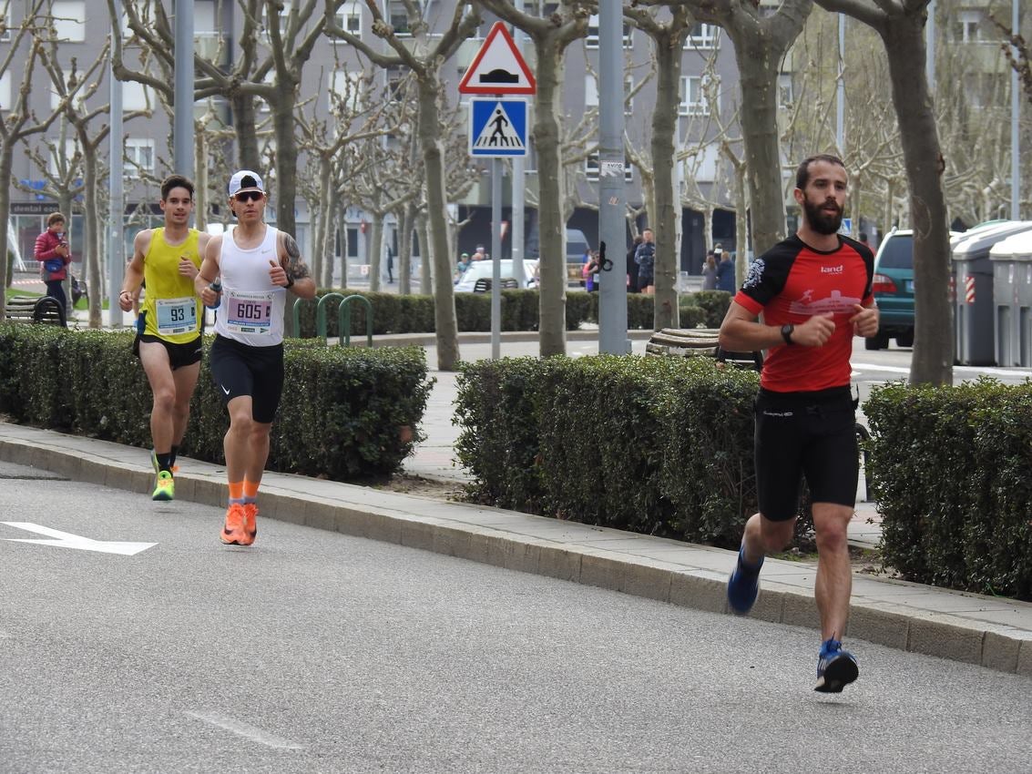 Los corredores han participado en esta prueba que recorre 21 kilómetros por la ciudad de León.