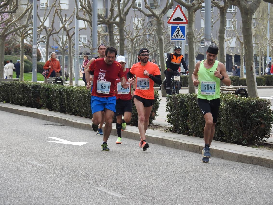 Los corredores han participado en esta prueba que recorre 21 kilómetros por la ciudad de León.