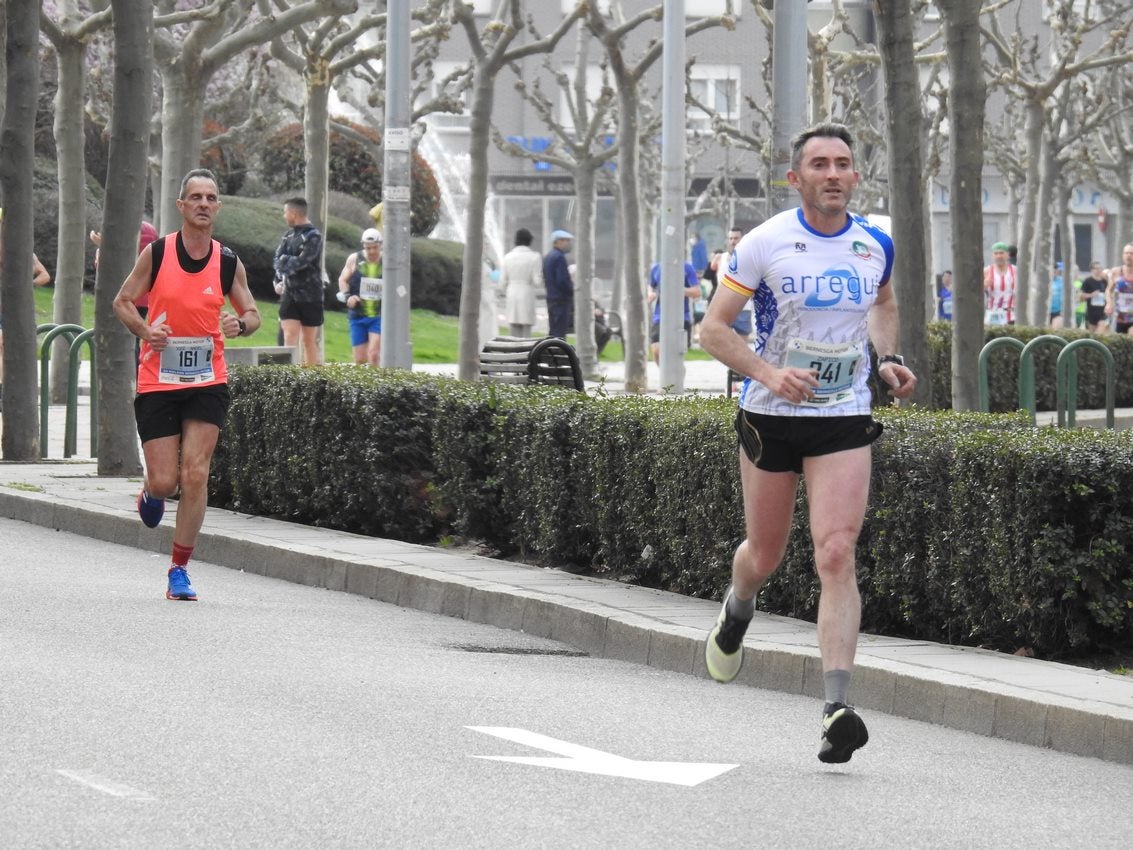 Los corredores han participado en esta prueba que recorre 21 kilómetros por la ciudad de León.