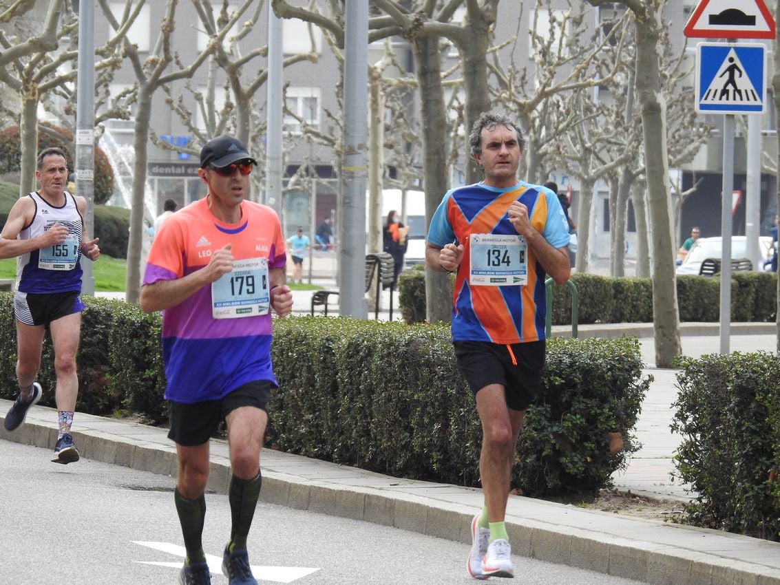 Los corredores han participado en esta prueba que recorre 21 kilómetros por la ciudad de León.