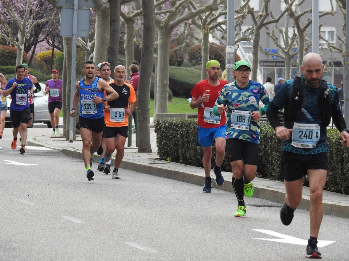 Los corredores han participado en esta prueba que recorre 21 kilómetros por la ciudad de León.