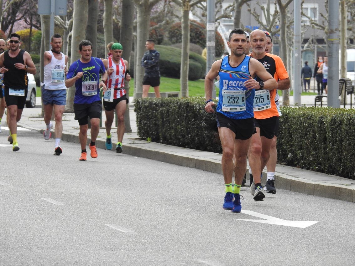 Los corredores han participado en esta prueba que recorre 21 kilómetros por la ciudad de León.