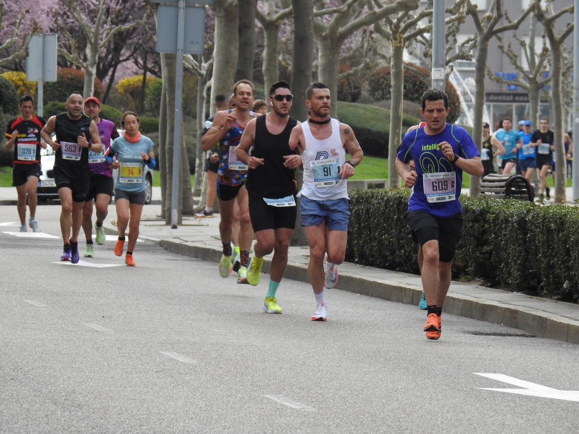 Los corredores han participado en esta prueba que recorre 21 kilómetros por la ciudad de León.