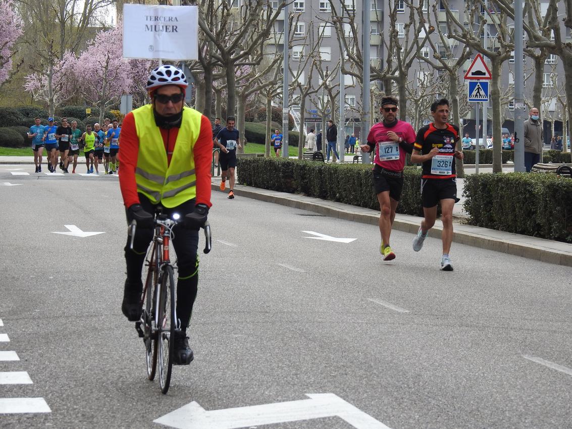 Los corredores han participado en esta prueba que recorre 21 kilómetros por la ciudad de León.