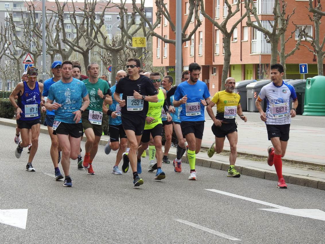 Los corredores han participado en esta prueba que recorre 21 kilómetros por la ciudad de León.