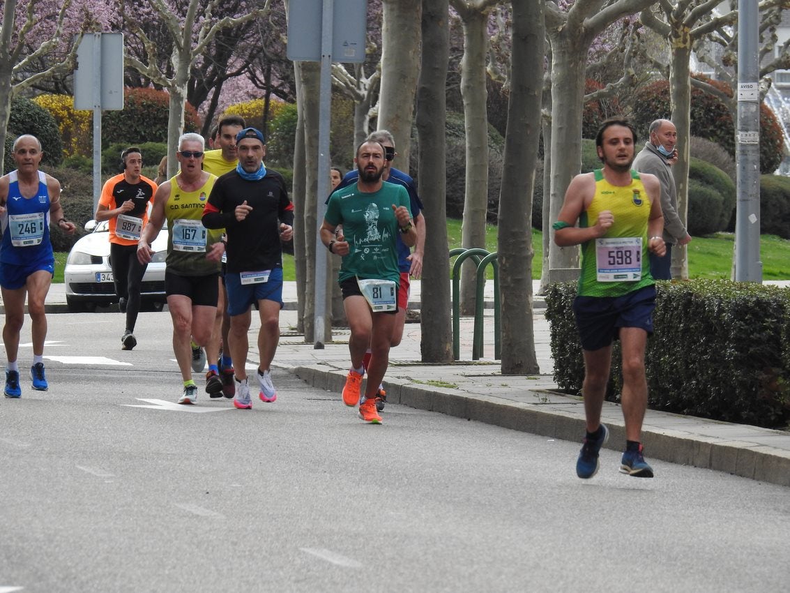 Los corredores han participado en esta prueba que recorre 21 kilómetros por la ciudad de León.