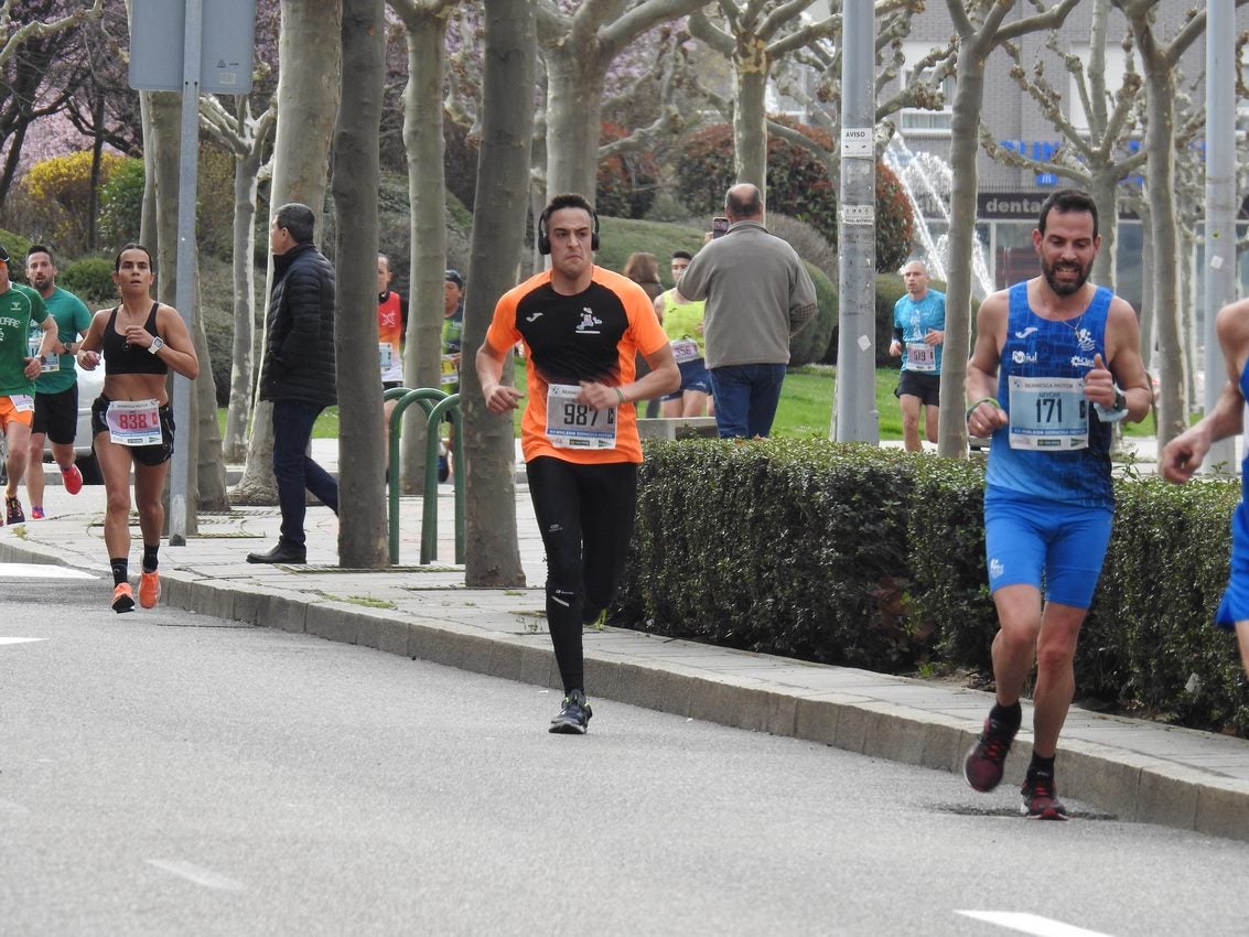 Los corredores han participado en esta prueba que recorre 21 kilómetros por la ciudad de León.