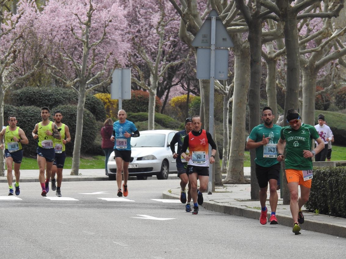 Los corredores han participado en esta prueba que recorre 21 kilómetros por la ciudad de León.