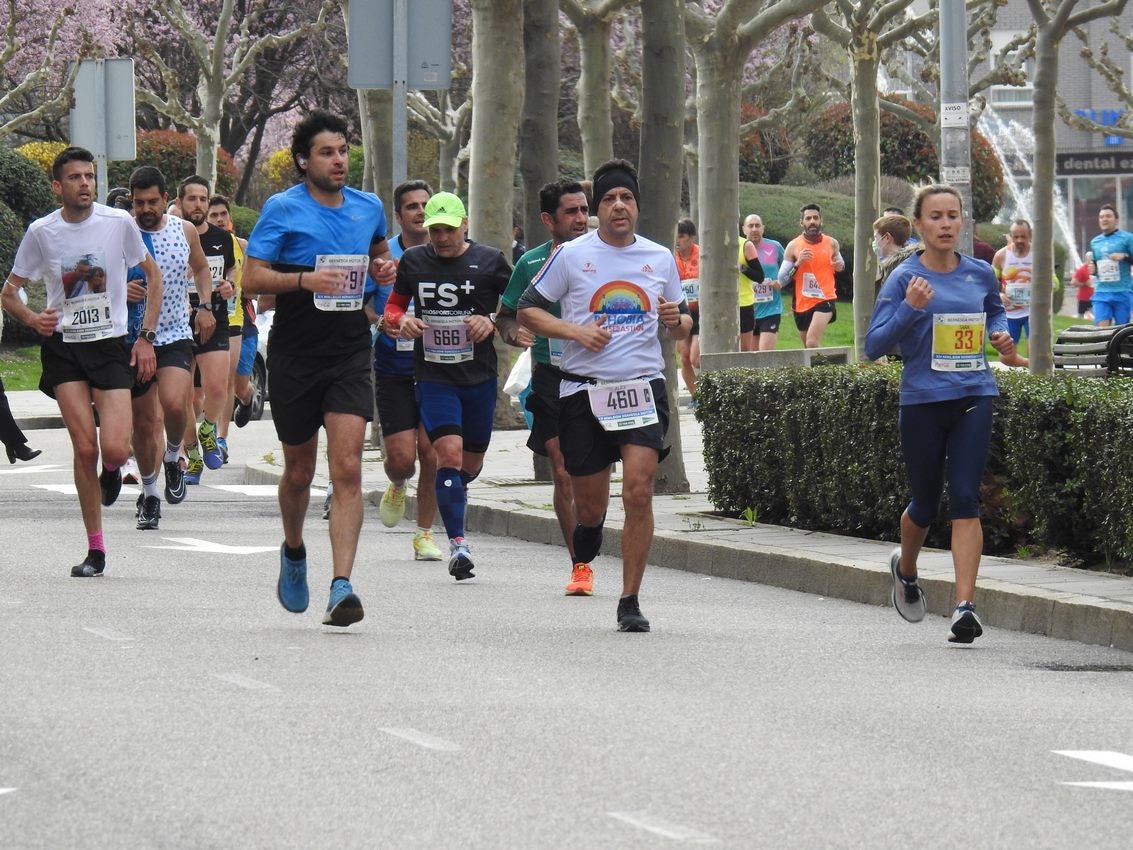 Los corredores han participado en esta prueba que recorre 21 kilómetros por la ciudad de León.