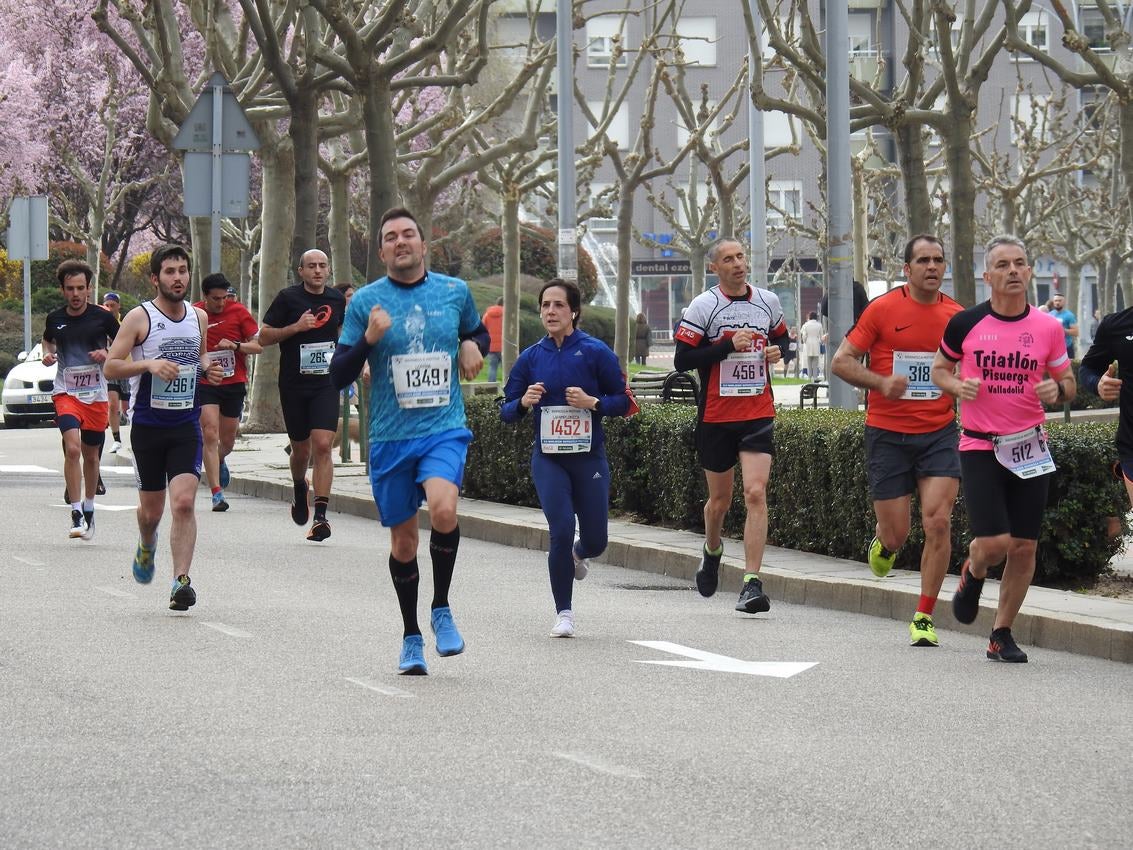 Los corredores han participado en esta prueba que recorre 21 kilómetros por la ciudad de León.