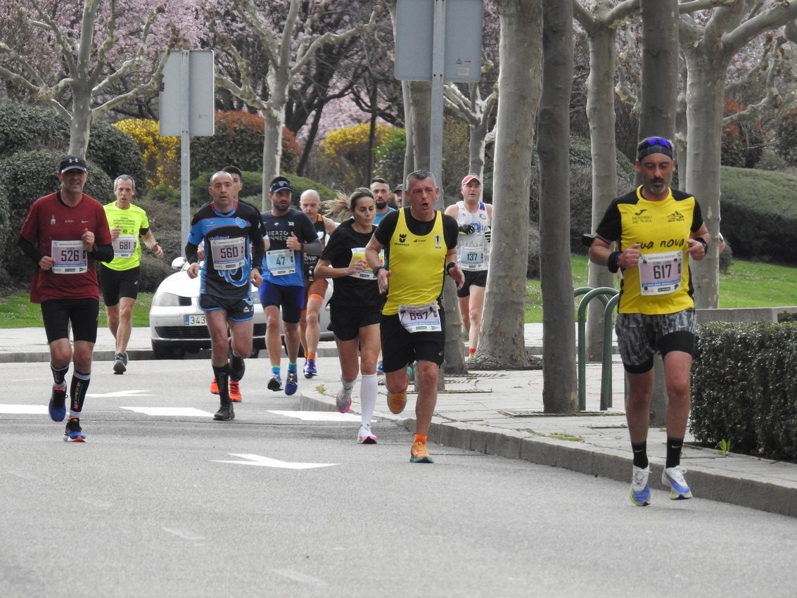 Los corredores han participado en esta prueba que recorre 21 kilómetros por la ciudad de León.