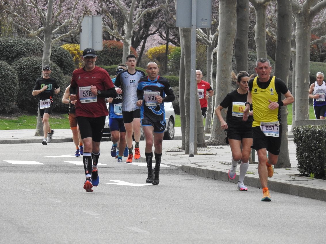 Los corredores han participado en esta prueba que recorre 21 kilómetros por la ciudad de León.