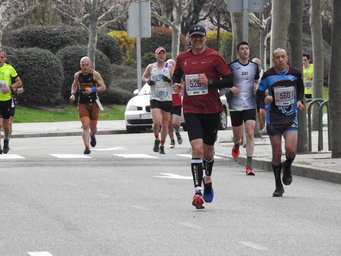 Los corredores han participado en esta prueba que recorre 21 kilómetros por la ciudad de León.